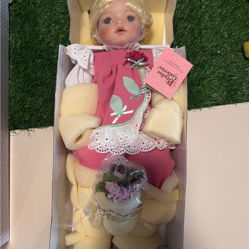 Treasury Collection Paradise Galleries Rose Kiss Collectible Porcelain Doll New - Picture 2 of 5
